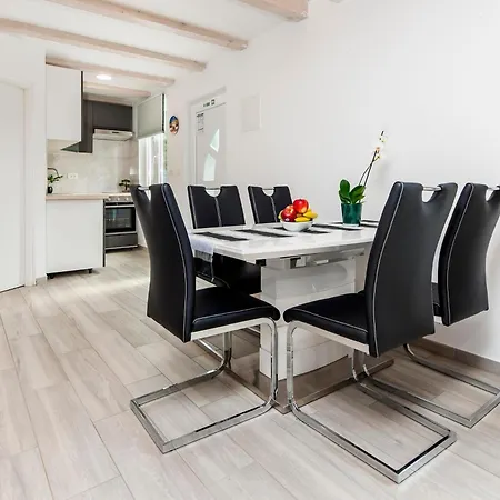 House Sandi בית נופש רוביני