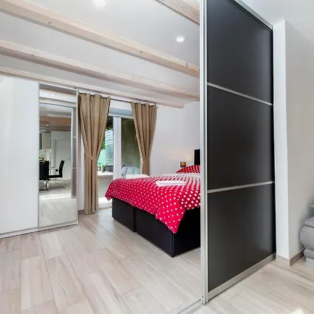 House Sandi Nyaraló